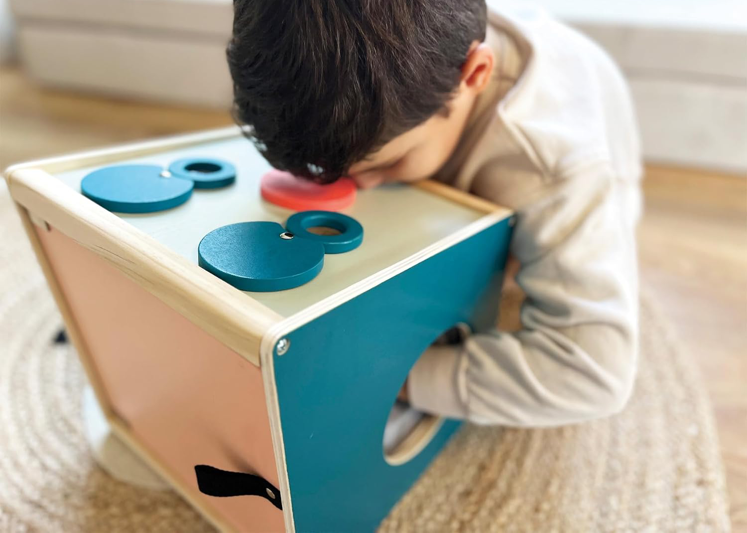 Caja sensorial para explorar objetos sin verlos, comparando tacto, olor, sonido y visión